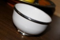 <b>                Ceramika - Miseczka Z Metalową Opaską W Bieli - Średni Model<b>